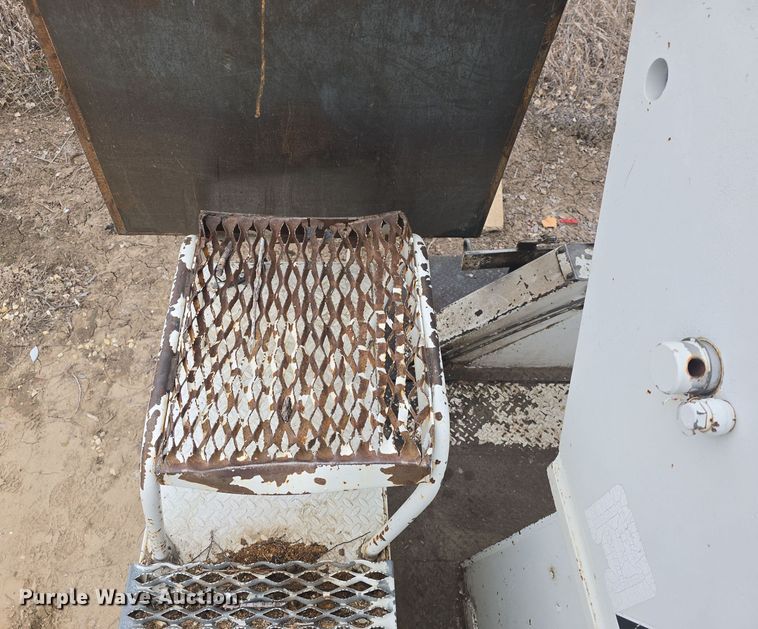 image for item DO7815 1995 Ford F800 bucket truck