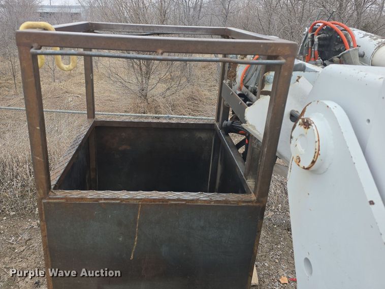 image for item DO7815 1995 Ford F800 bucket truck