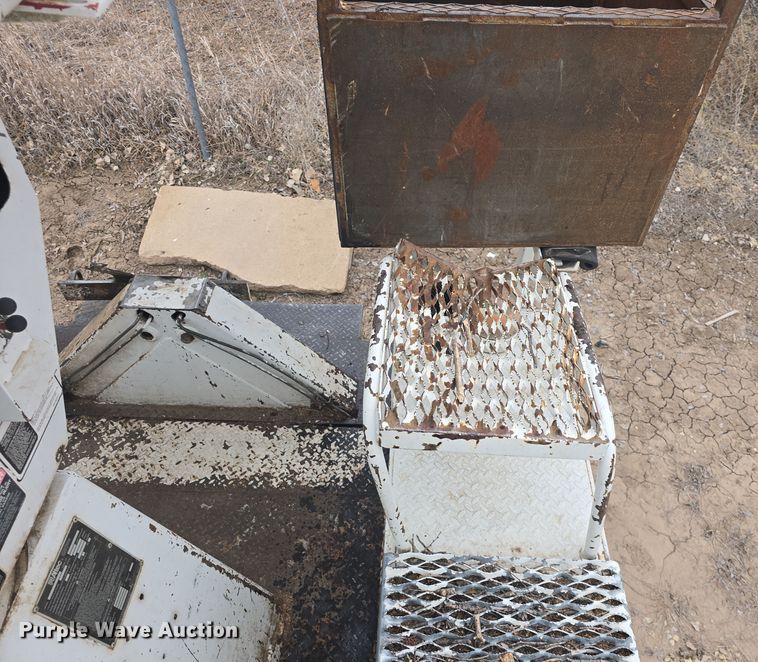 image for item DO7815 1995 Ford F800 bucket truck