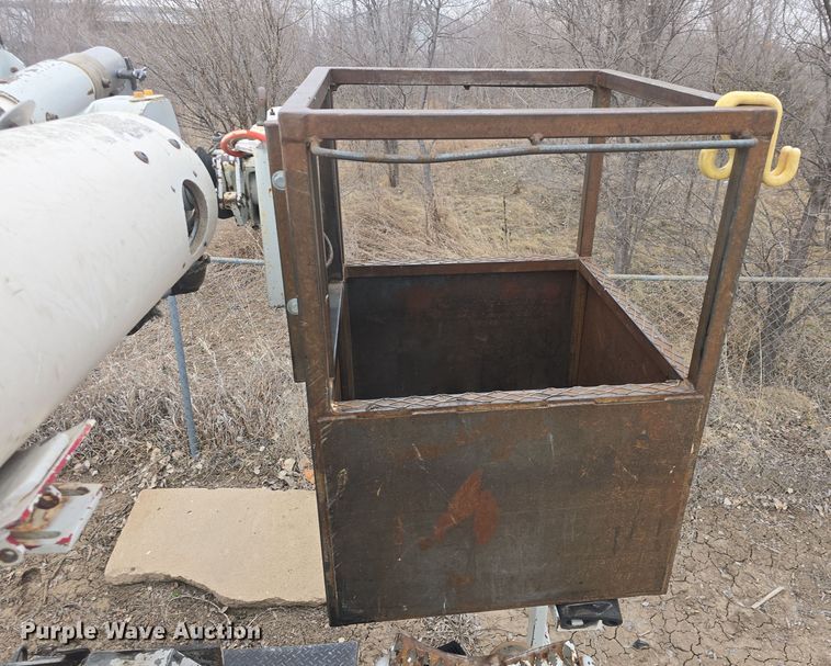 image for item DO7815 1995 Ford F800 bucket truck