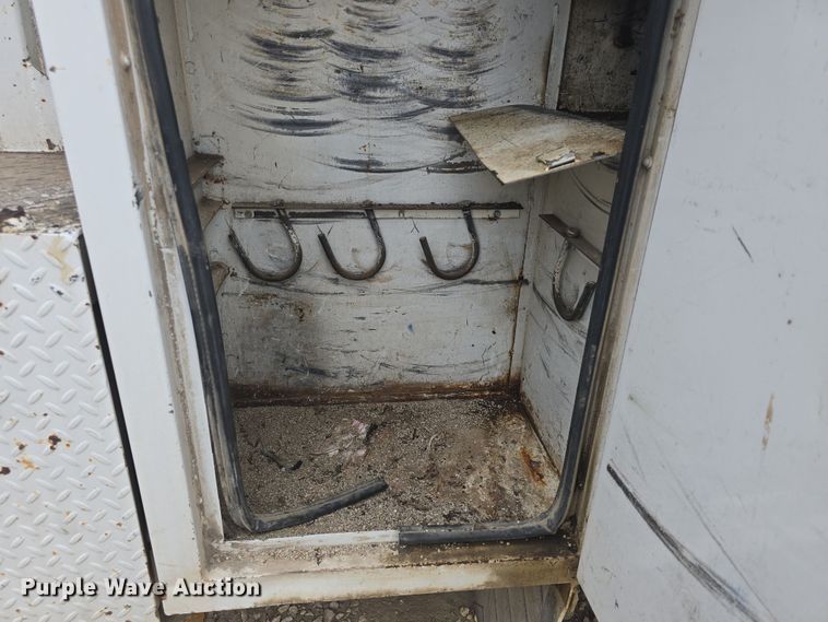 image for item DO7815 1995 Ford F800 bucket truck