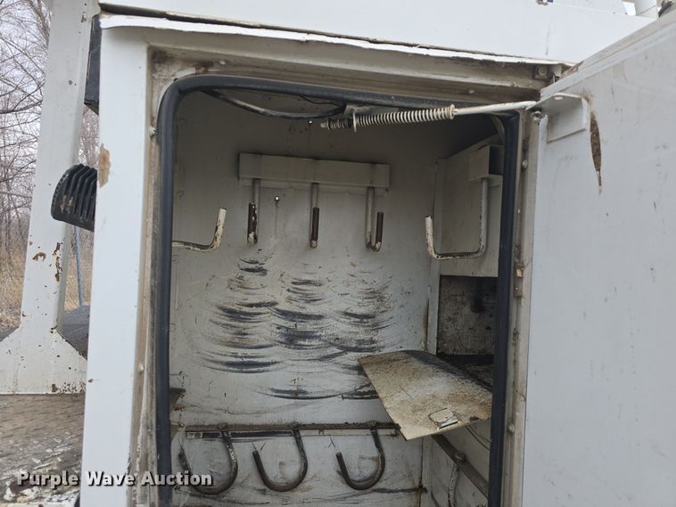 image for item DO7815 1995 Ford F800 bucket truck