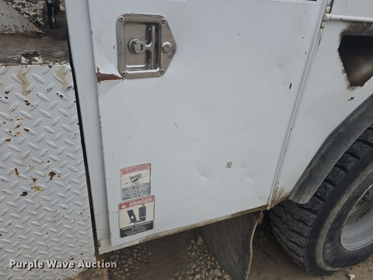 image for item DO7815 1995 Ford F800 bucket truck