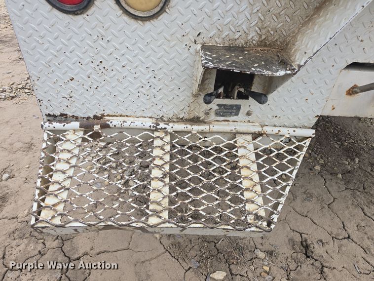 image for item DO7815 1995 Ford F800 bucket truck