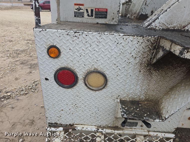 image for item DO7815 1995 Ford F800 bucket truck