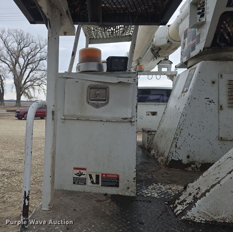 image for item DO7815 1995 Ford F800 bucket truck