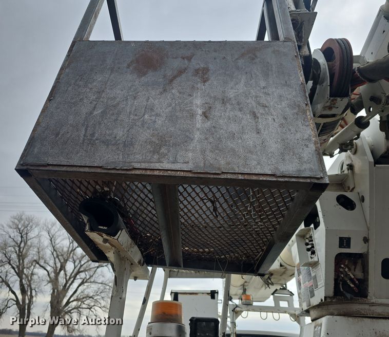 image for item DO7815 1995 Ford F800 bucket truck