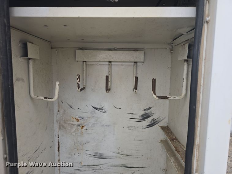 image for item DO7815 1995 Ford F800 bucket truck