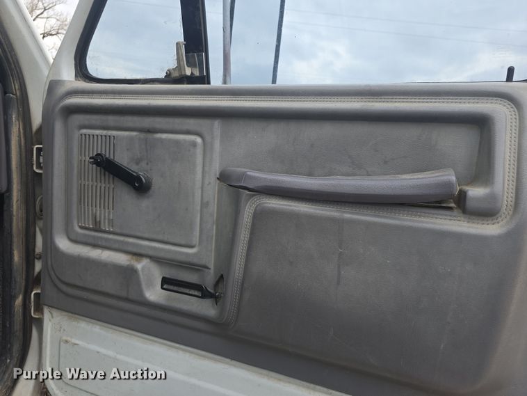 image for item DO7815 1995 Ford F800 bucket truck