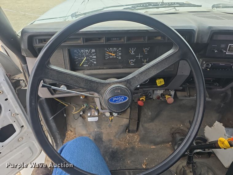 image for item DO7815 1995 Ford F800 bucket truck