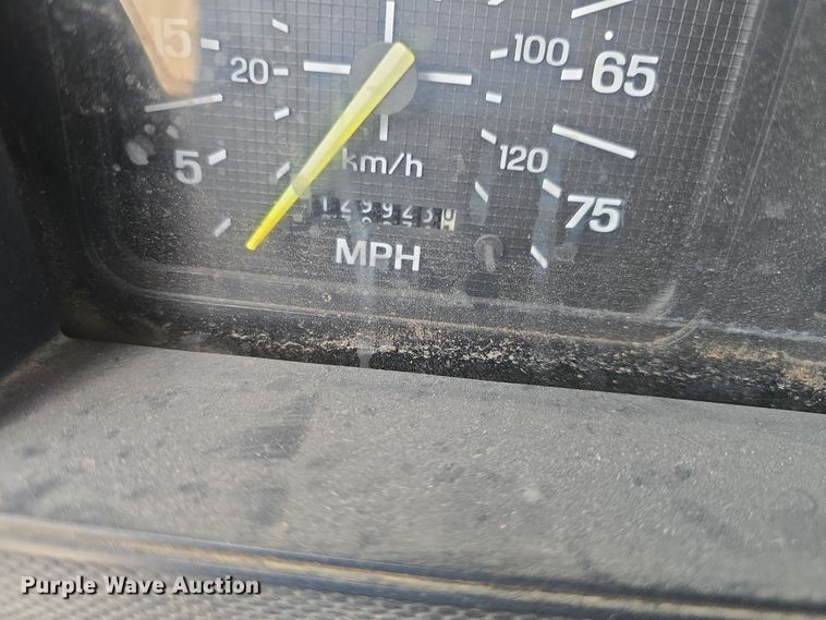 image for item DO7815 1995 Ford F800 bucket truck