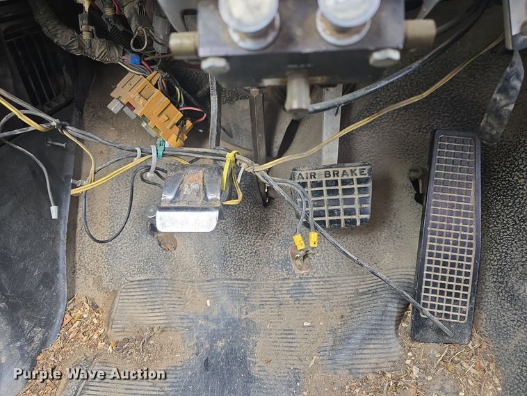 image for item DO7815 1995 Ford F800 bucket truck