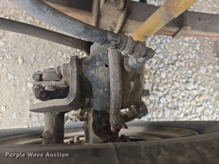 image for item DO7815 1995 Ford F800 bucket truck