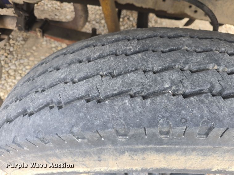 image for item DO7815 1995 Ford F800 bucket truck