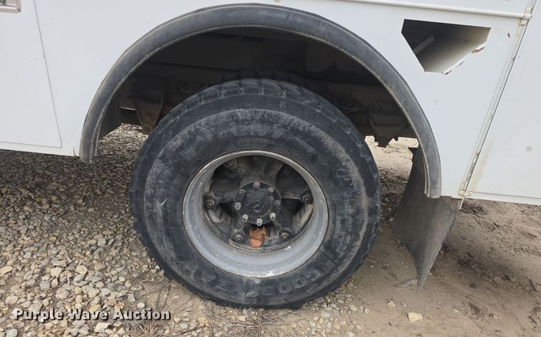 image for item DO7815 1995 Ford F800 bucket truck