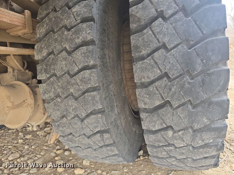 image for item DO7815 1995 Ford F800 bucket truck