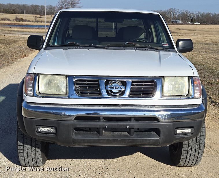 image for item DP6195 2000 Nissan Frontier Crew Cab pickup truck