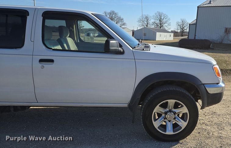 image for item DP6195 2000 Nissan Frontier Crew Cab pickup truck