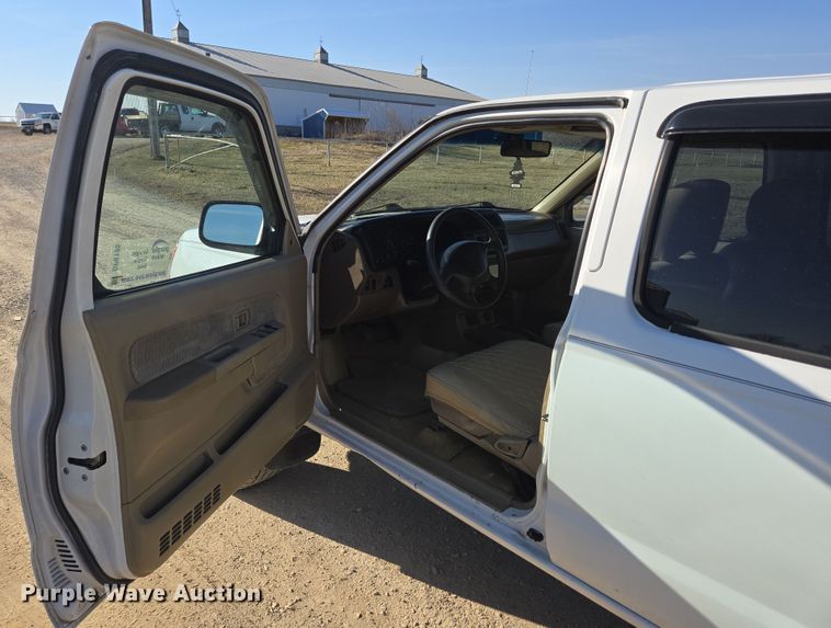 image for item DP6195 2000 Nissan Frontier Crew Cab pickup truck