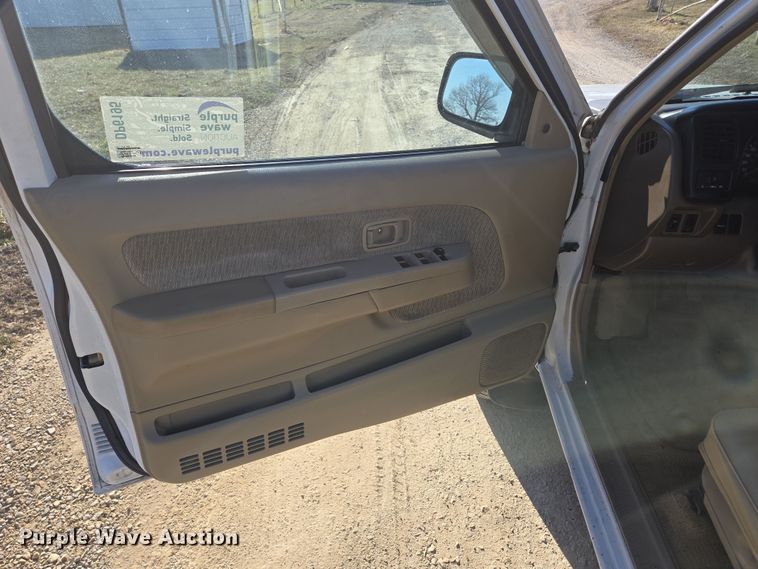 image for item DP6195 2000 Nissan Frontier Crew Cab pickup truck