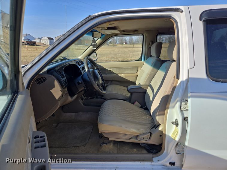 image for item DP6195 2000 Nissan Frontier Crew Cab pickup truck