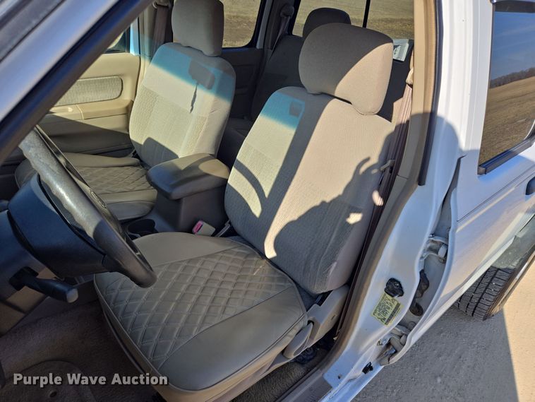 image for item DP6195 2000 Nissan Frontier Crew Cab pickup truck