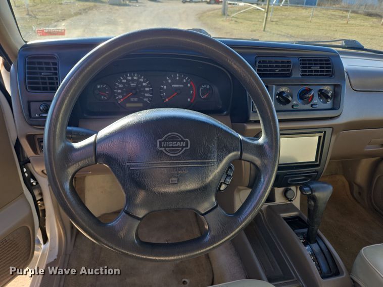 image for item DP6195 2000 Nissan Frontier Crew Cab pickup truck