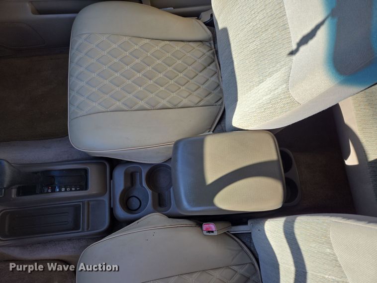 image for item DP6195 2000 Nissan Frontier Crew Cab pickup truck