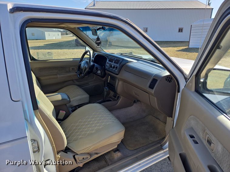 image for item DP6195 2000 Nissan Frontier Crew Cab pickup truck