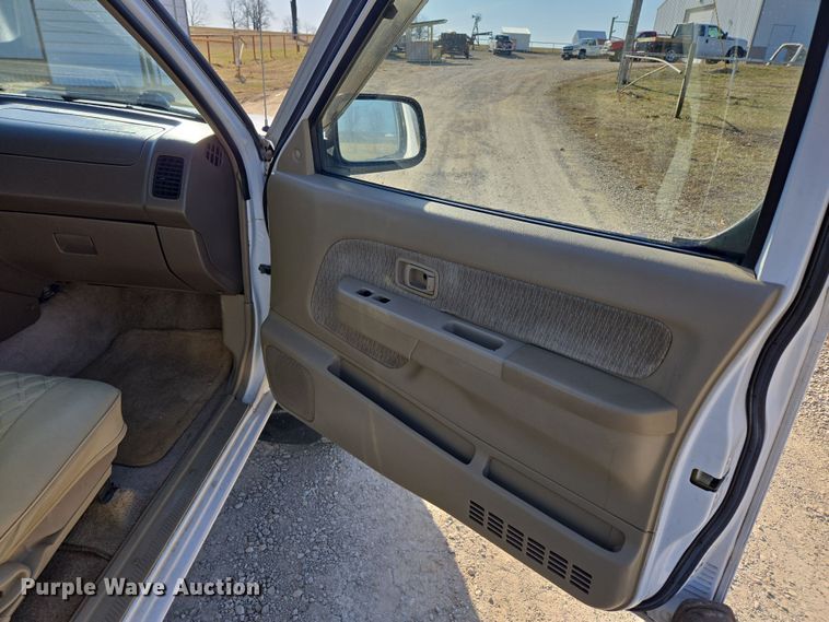 image for item DP6195 2000 Nissan Frontier Crew Cab pickup truck