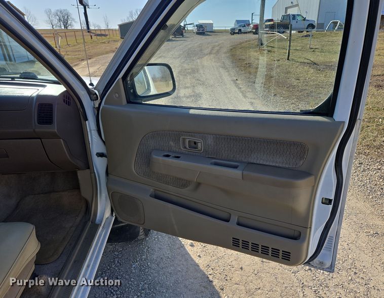 image for item DP6195 2000 Nissan Frontier Crew Cab pickup truck