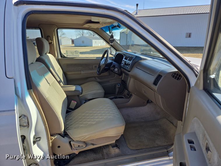 image for item DP6195 2000 Nissan Frontier Crew Cab pickup truck