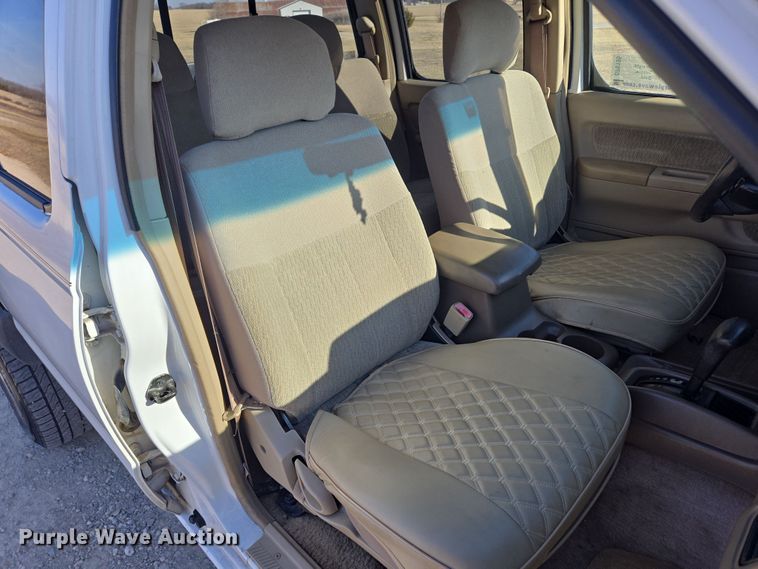 image for item DP6195 2000 Nissan Frontier Crew Cab pickup truck