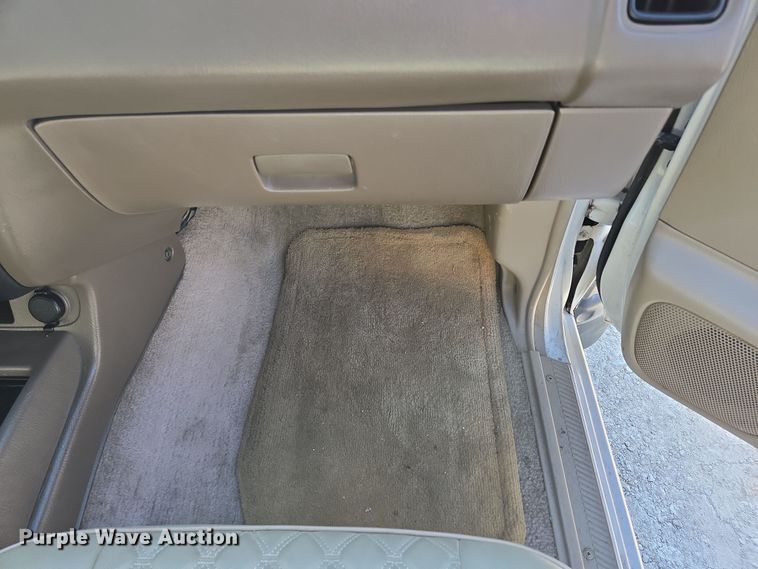 image for item DP6195 2000 Nissan Frontier Crew Cab pickup truck