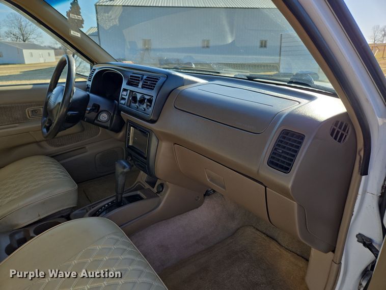 image for item DP6195 2000 Nissan Frontier Crew Cab pickup truck