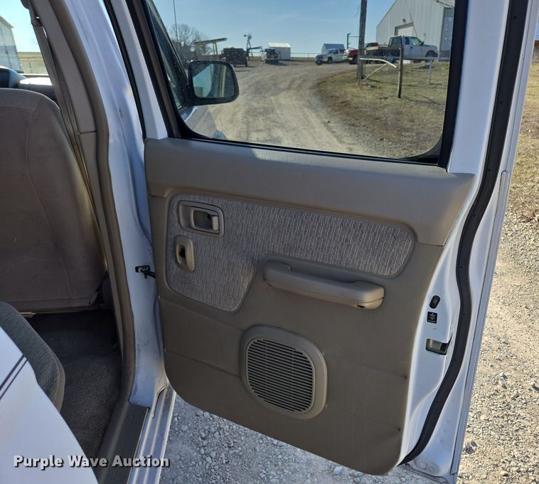 image for item DP6195 2000 Nissan Frontier Crew Cab pickup truck