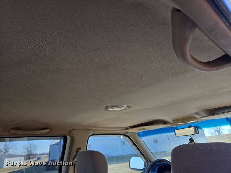 image for item DP6195 2000 Nissan Frontier Crew Cab pickup truck