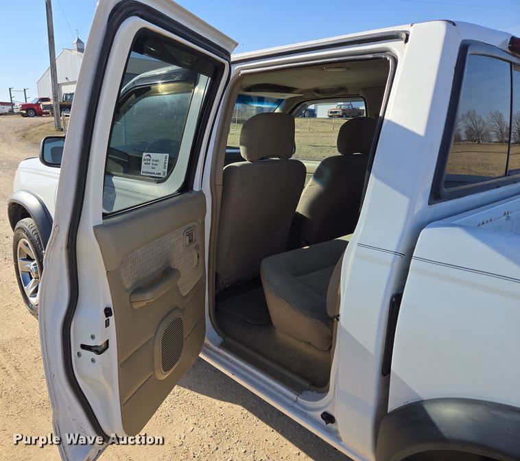 image for item DP6195 2000 Nissan Frontier Crew Cab pickup truck