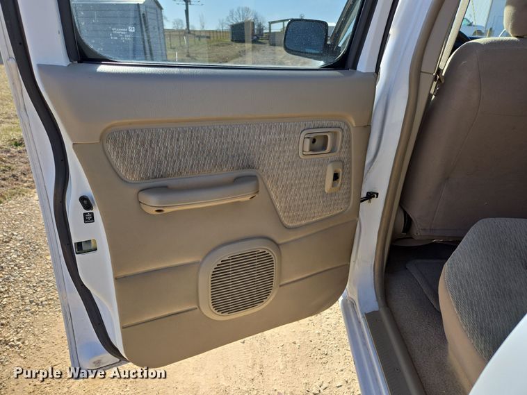 image for item DP6195 2000 Nissan Frontier Crew Cab pickup truck