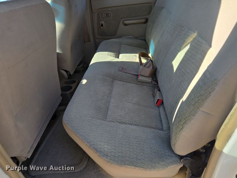 image for item DP6195 2000 Nissan Frontier Crew Cab pickup truck