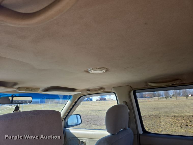 image for item DP6195 2000 Nissan Frontier Crew Cab pickup truck