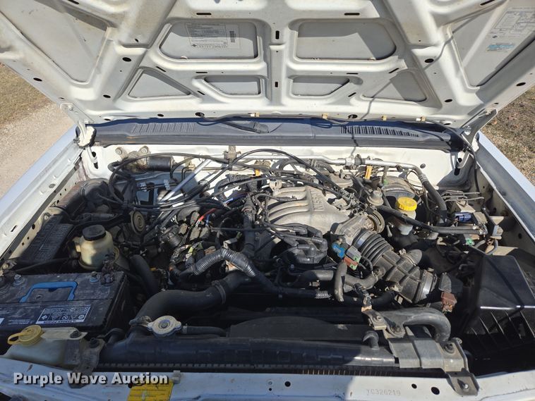 image for item DP6195 2000 Nissan Frontier Crew Cab pickup truck