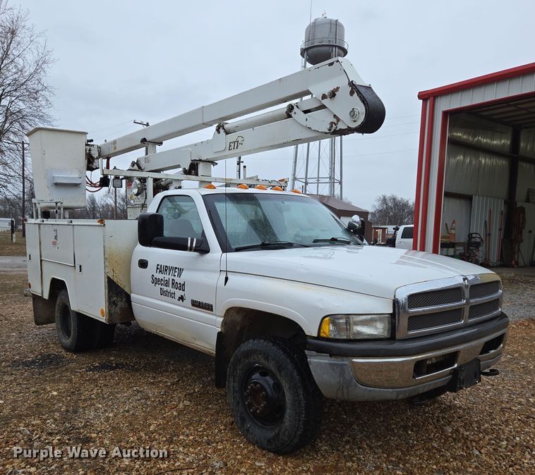 image for item DP6197 2001 Dodge Ram 3500 bucket truck