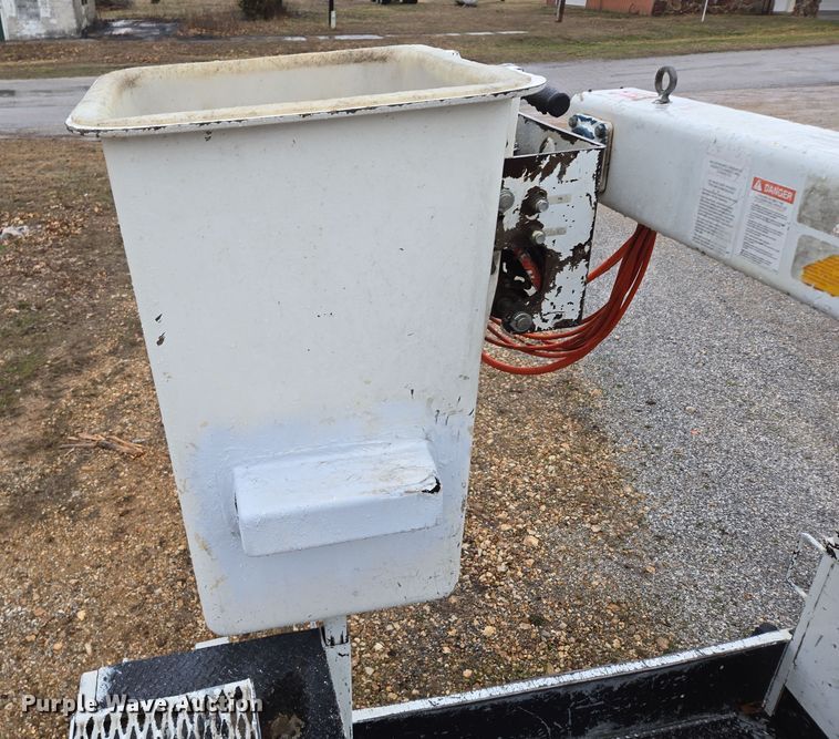 image for item DP6197 2001 Dodge Ram 3500 bucket truck