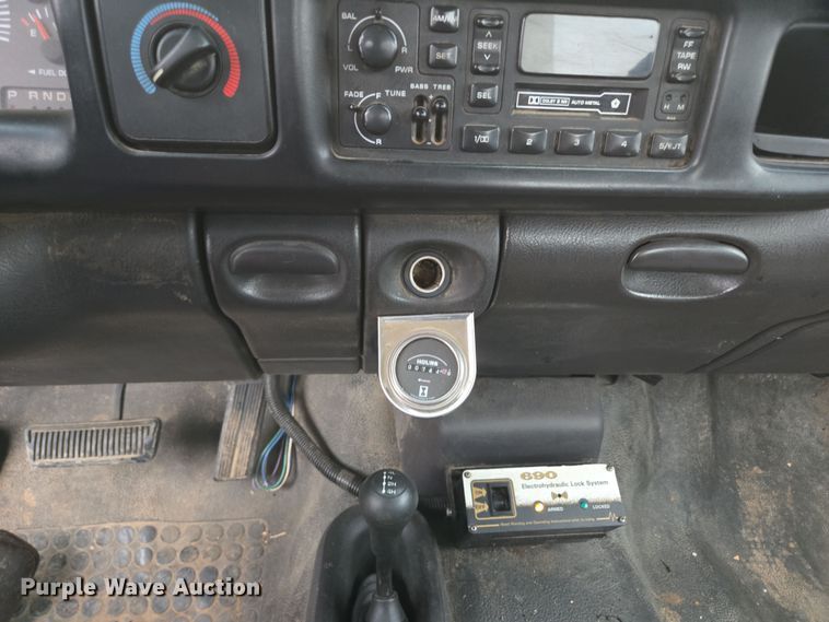 image for item DP6197 2001 Dodge Ram 3500 bucket truck