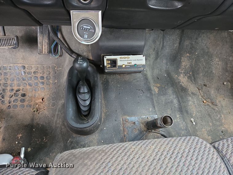 image for item DP6197 2001 Dodge Ram 3500 bucket truck