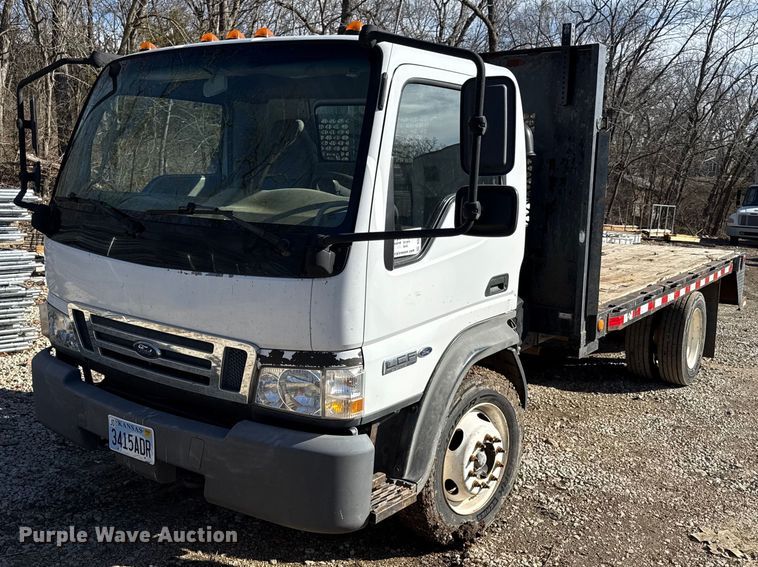 image for item DQ6653 2006 Ford LCF flatbed truck