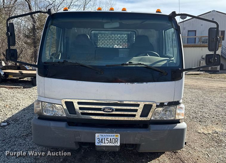 image for item DQ6653 2006 Ford LCF flatbed truck