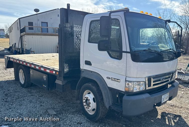 image for item DQ6653 2006 Ford LCF flatbed truck