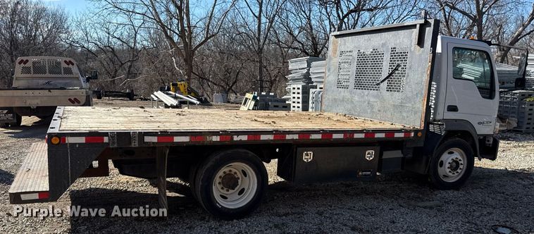 image for item DQ6653 2006 Ford LCF flatbed truck